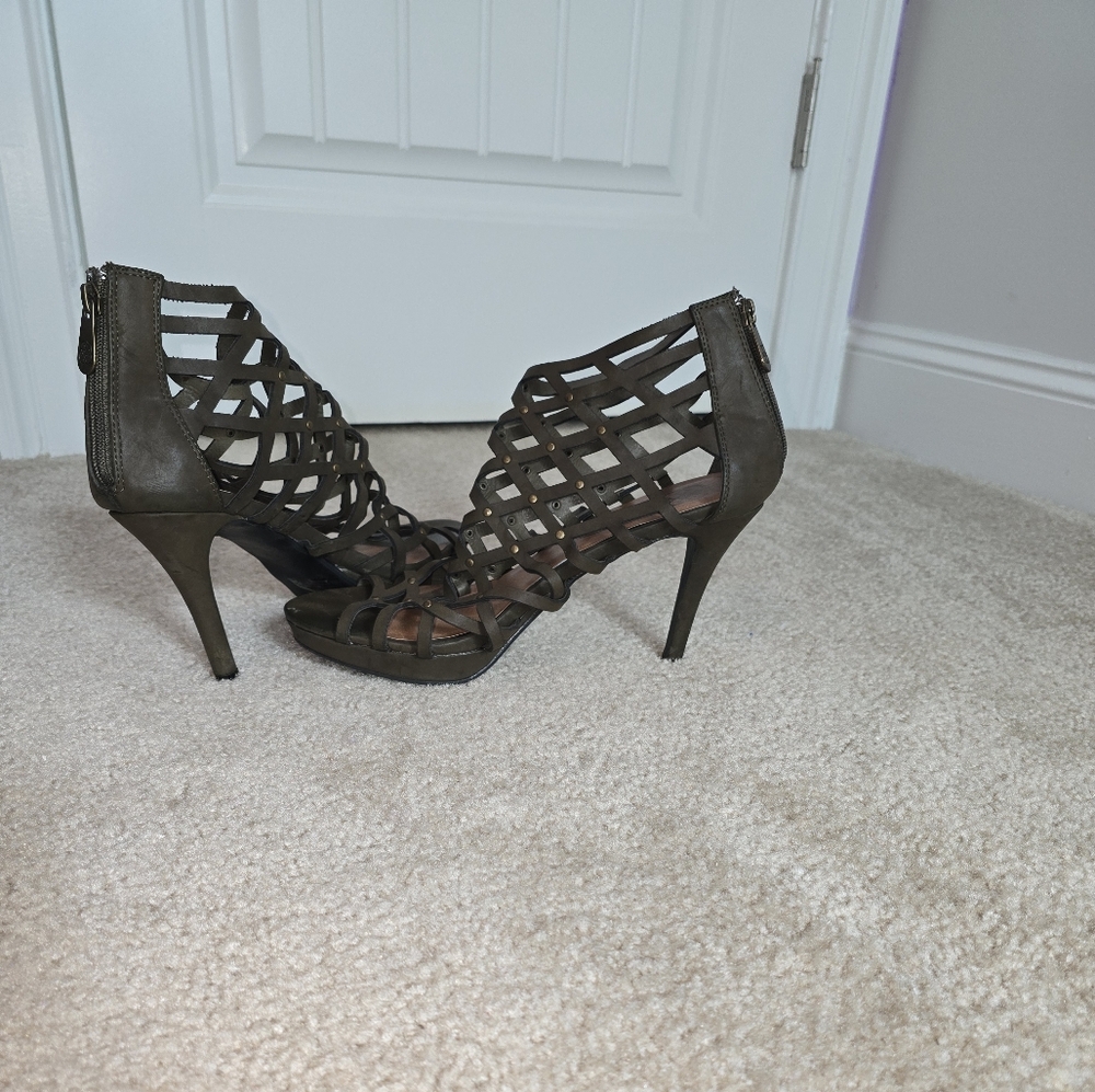 Elegant Olive Green Daisy Fuentes Heels